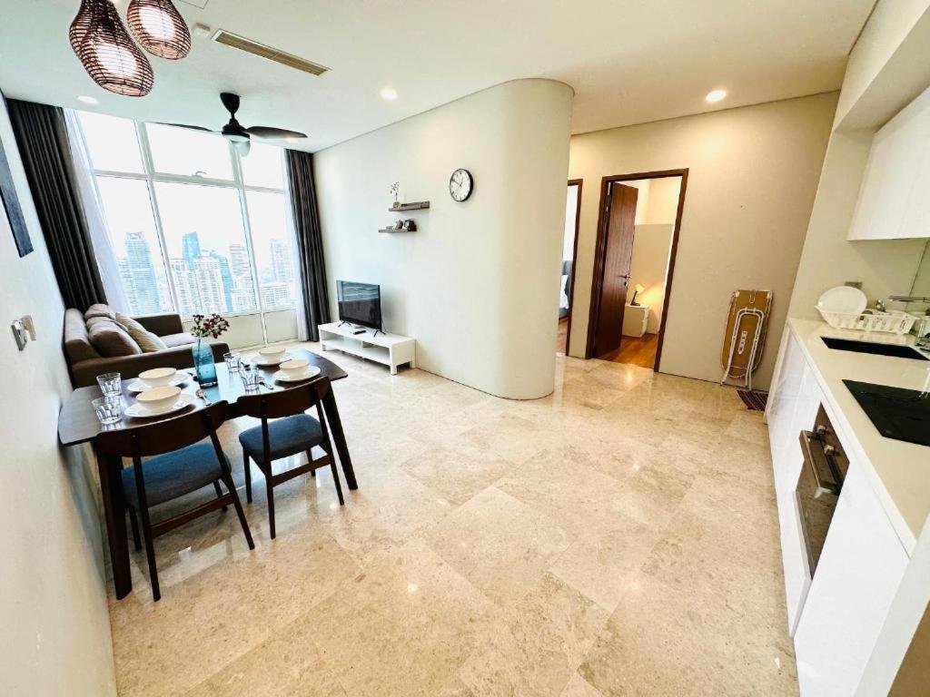 Spacious Living 2 Min To Twin Tower